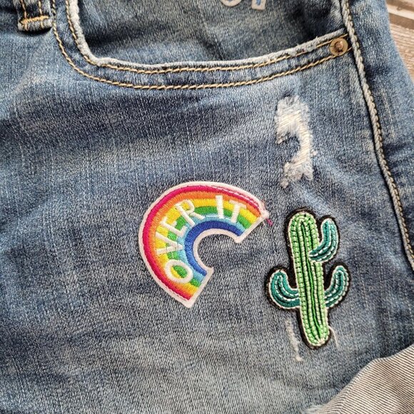 Sneak peek size 27 High Rise medium wash distressed Patch embroidered shorts - Picture 4 of 9